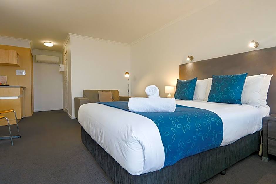 Waves Motel and Apartments