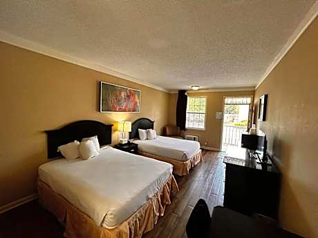 2 Queen Beds Accessible Non-Smoking with Roll-In-Shower