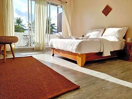 Deluxe Room with Balcony and Sea View