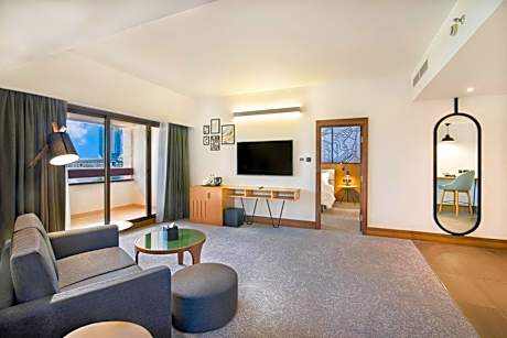 Diplomatic Suite with Club Lounge Access