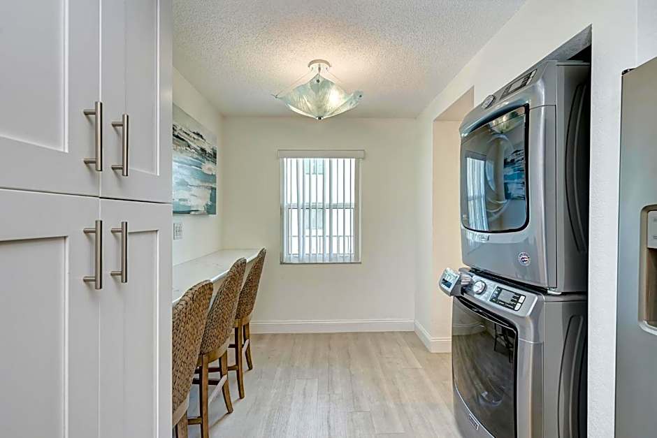 Absolute Anna Maria-Private Beach Access-Heated Pool-Water Views From Every Room