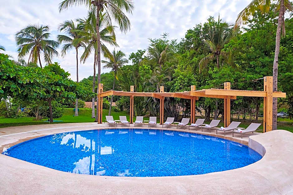 Camino Real Zaashila Huatulco