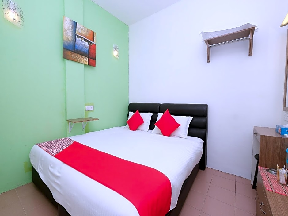 OYO 850 Gold Star Hotel