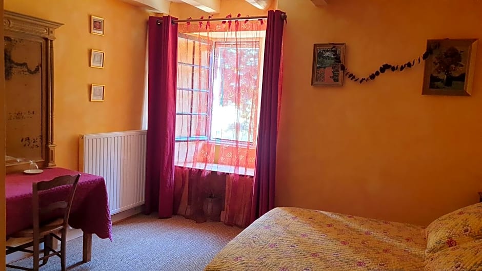 La Maison prés du ruisseau Chambre jaune