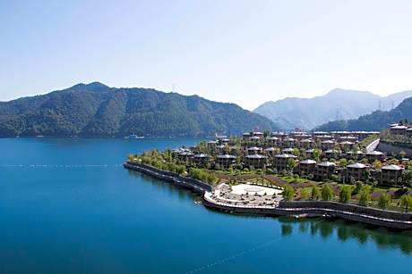 1 King 1 Bedroom Captain Suite Living Area Lake View