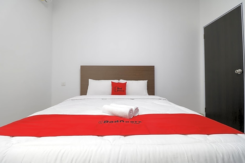 RedDoorz Plus near Kepri Mall