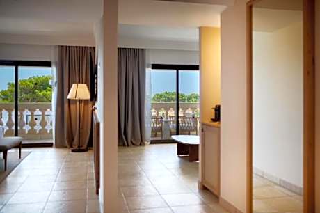 JUNIOR SUITE PARTIAL SEA VIEW 2 ADULTS