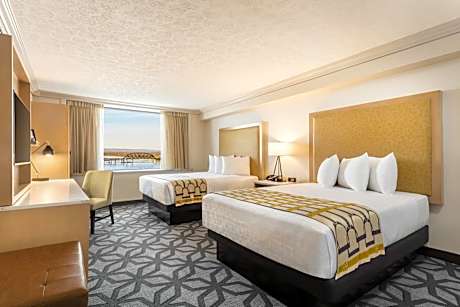 Deluxe Queen Suite with Water View - Non-Smoking/West Tower