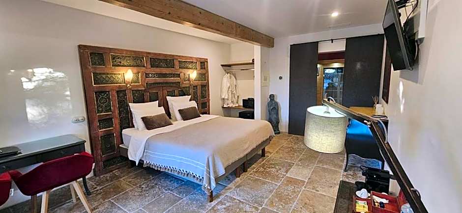 L Amourier chambres charme et confort avec Jacuzzi ou baignoire XXL