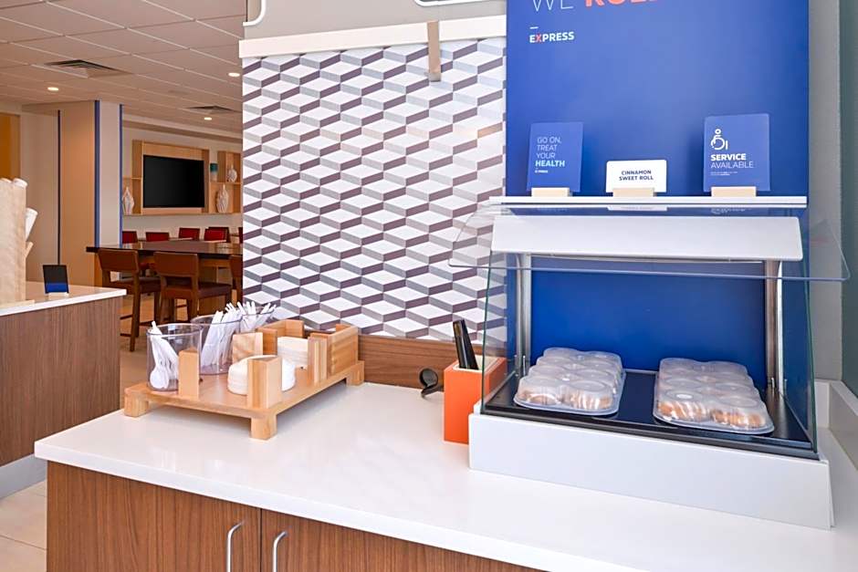 Holiday Inn Express & Suites Omaha - 120th and Maple By IHG