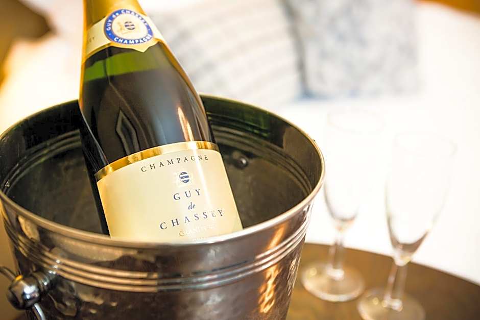 The Lounge Hotel & Bar