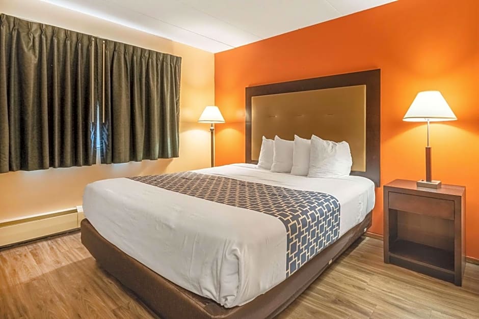 Econo Lodge Inn & Suites Airport