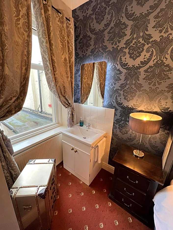 McGraths Hotel & Public Bar