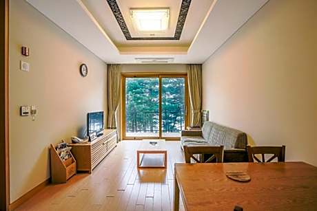 Standard Twin Room with Mountain View