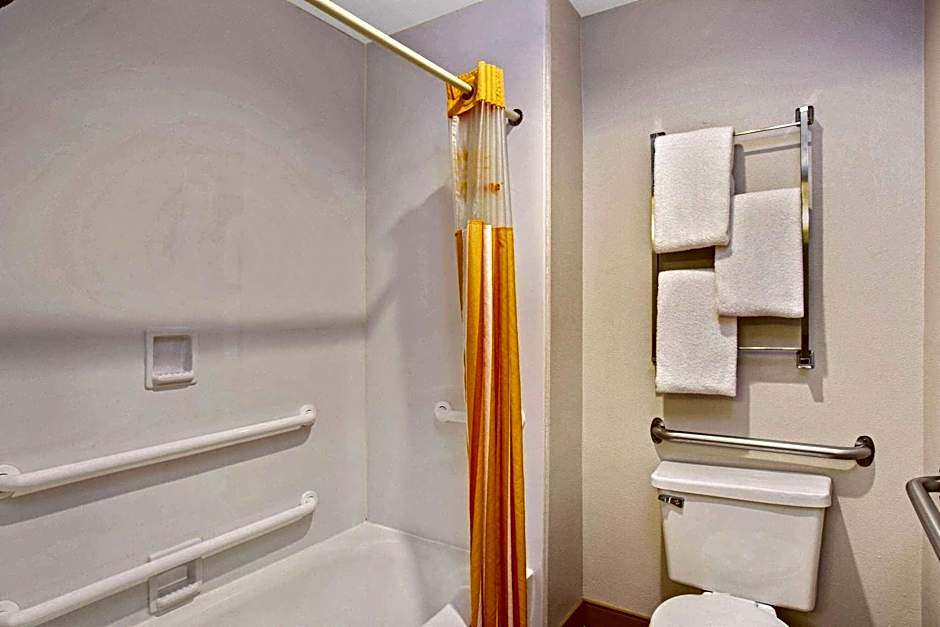 La Quinta Inn & Suites by Wyndham Auburn Worcester