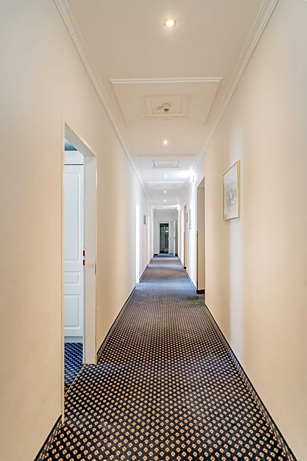 Self-Check-In Hotel Adlon