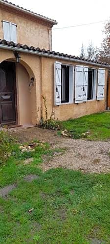 Grande chambre indépendante avec salle de bain à la campagne