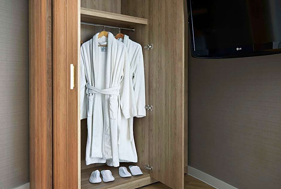 Photo 1 of 10 of Deluxe 1 Queen Bed, Water View