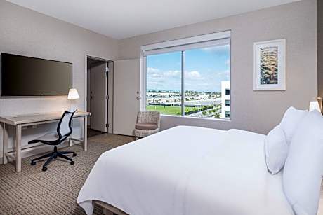 Premium 1 Bedroom Suite, Guest room, 1 King