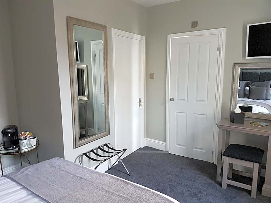 Lil's On The Waterfront