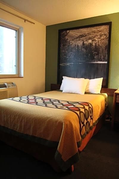 Super 8 by Wyndham Queensbury Glens Falls