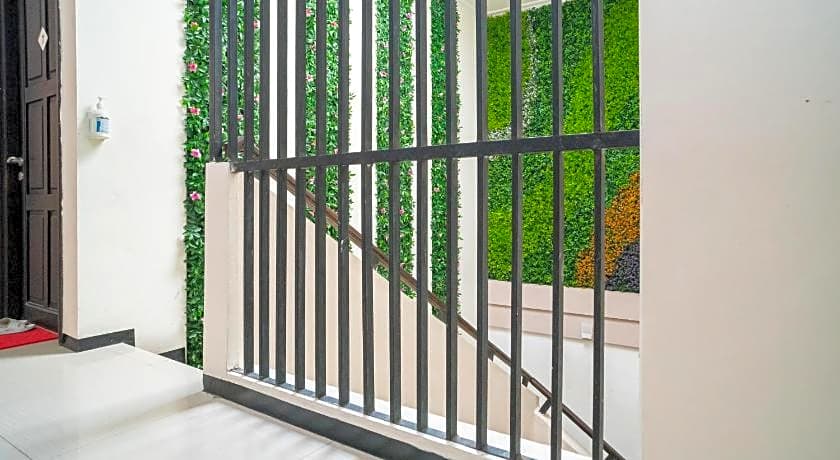 RedDoorz Syariah near Marvell City Mall 2