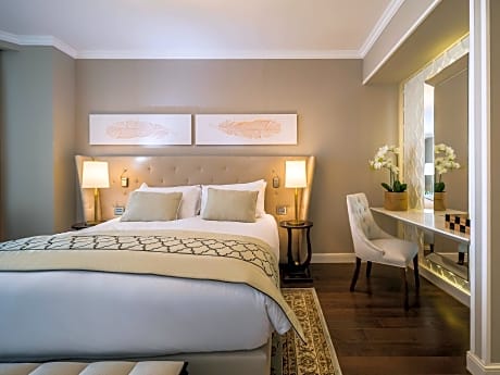 Single Classic Balcony with City View