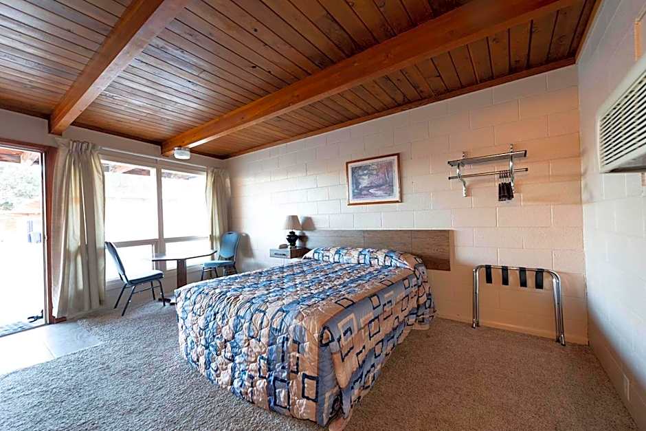 Zdjęcie 1 z 50 — Cedar Inn