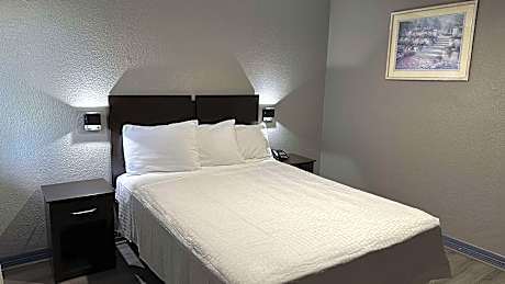 1 Queen Bed-Kitchen-Suite-Free Wi-Fi-Microwave- Refrigerator-Cooktop-Free Continental Breakfast