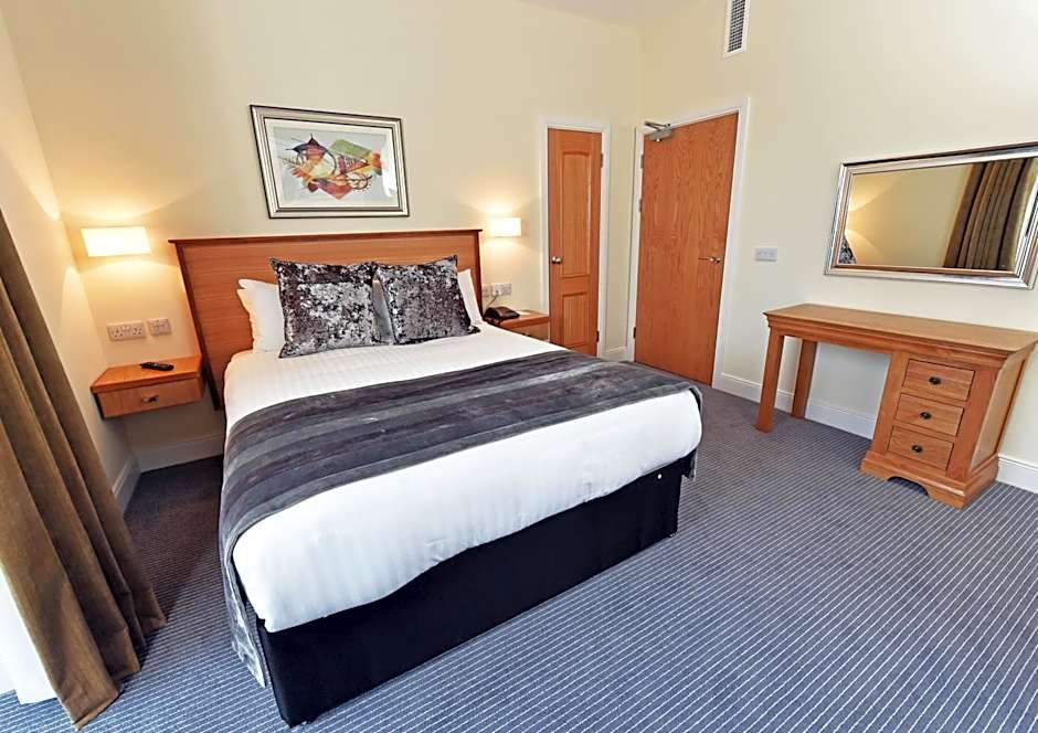 Royal Athenaeum Suites