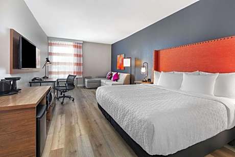 Deluxe King Room with Bath Tub - Mobility/Hearing Accessible - Non-Smoking