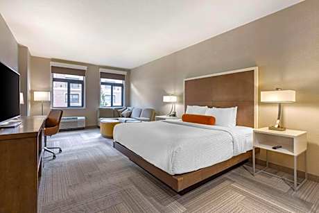 King Room - Accessible/Non Smoking/Larger Unit