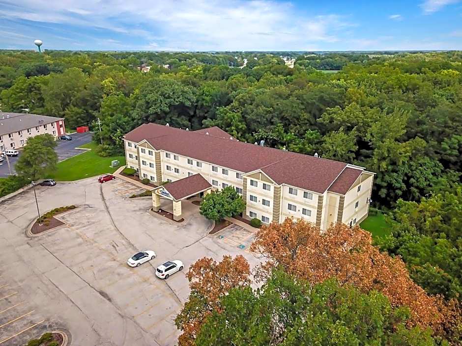 Comfort Inn & Suites East Moline near I-80