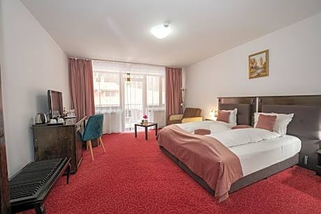 Twin Room with Balcony and Forest View