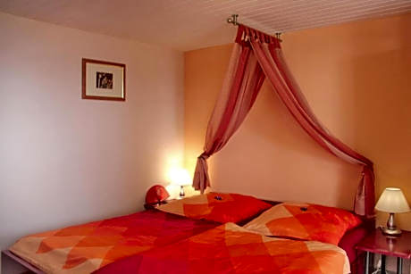 Apartment with Pool View