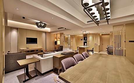 Deluxe King Suite - Lounge Access