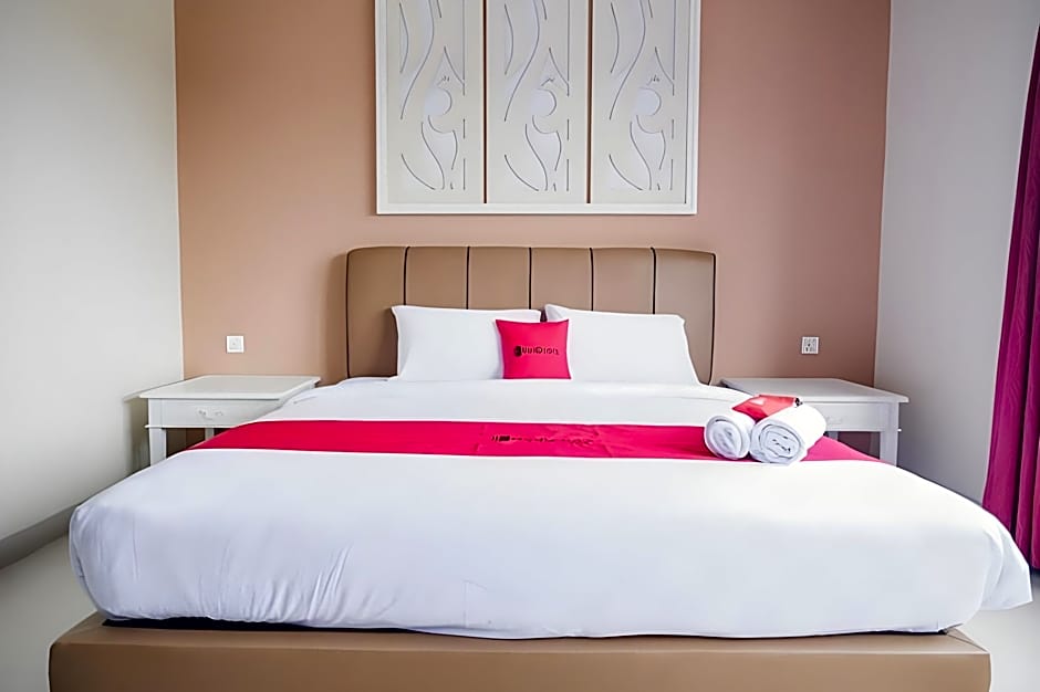 RedDoorz Plus near Ferry Terminal Batam Center