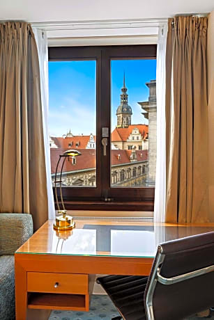 Executive Queen Family Room with view of the Procession of Princes and access to the Executive Lounge