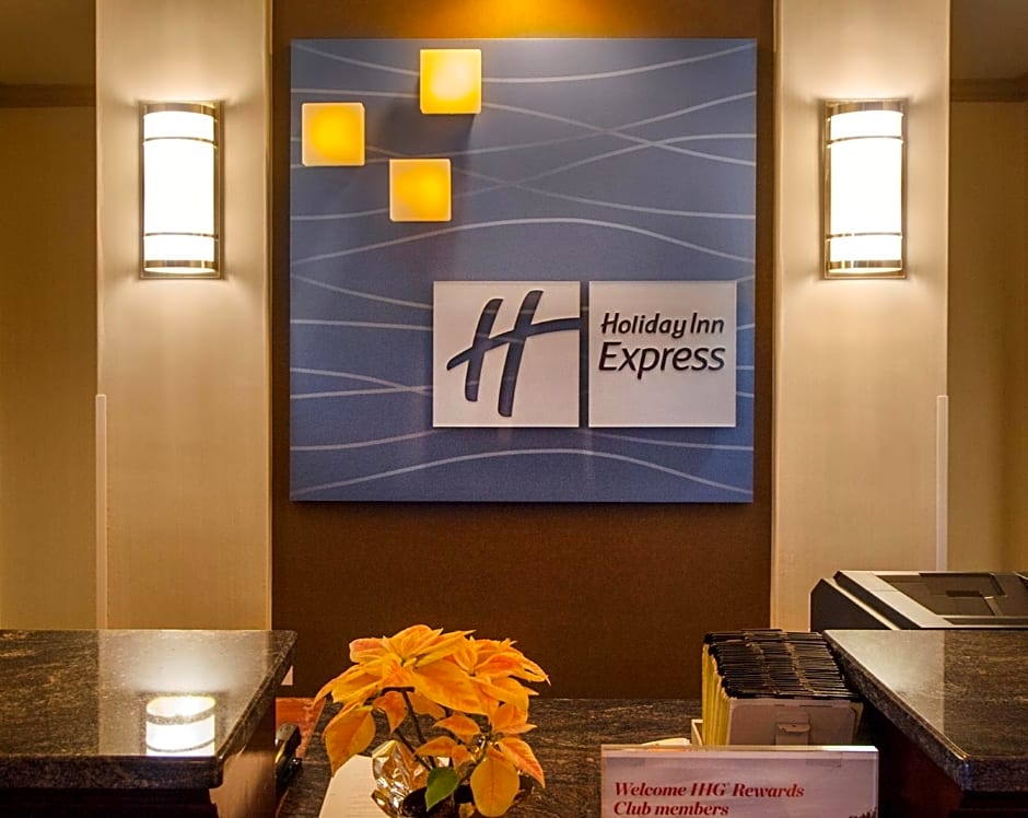 Holiday Inn Express & Suites Buffalo Airport