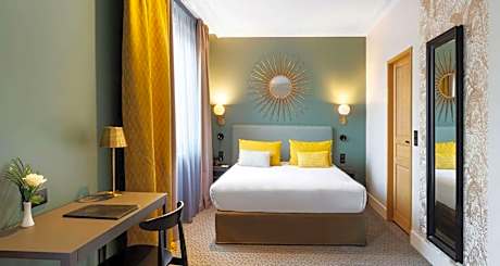 1 Queen Bed, Non-Smoking, Deluxe Room, Sofabed, Espresso Machine, Mini Bar