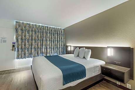 1 King Bed | Mobil Access Tub Nsmk Micfridg