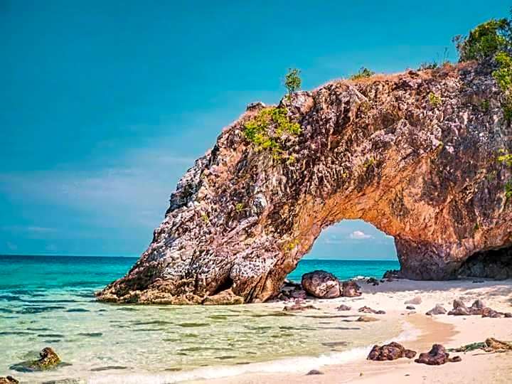 DAYA Beach, Lipe local