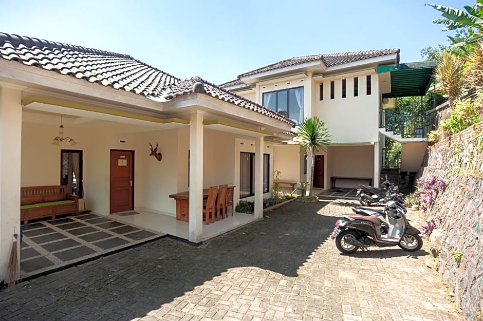 Urbanview Resort Syariah Khansa Cisarua Puncak by RedDoorz