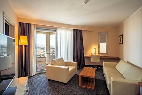 One-Bedroom Spa Suite with King and Sofa Bed - Harbor View