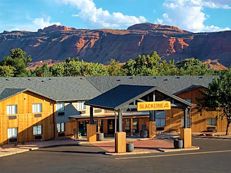Slackline Moab, Outset Collection by Hilton