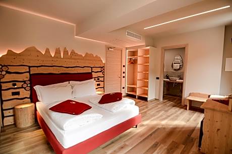 Suite with balcony and lake view