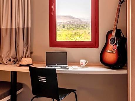 Standard Twin Room with Mountain View