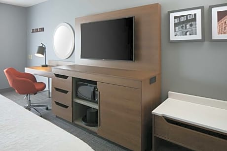 Suite Accessible King Size Bed