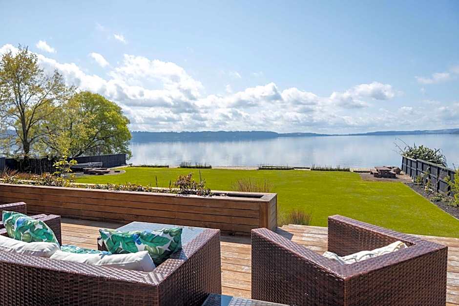 Jandals & Joy Lakefront Retreat