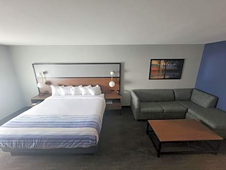 1 King Bed Business Suite Non-Smoking
